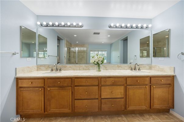 Bathroom, Dual Sink Vanities, Interior, Recessed Lighting
