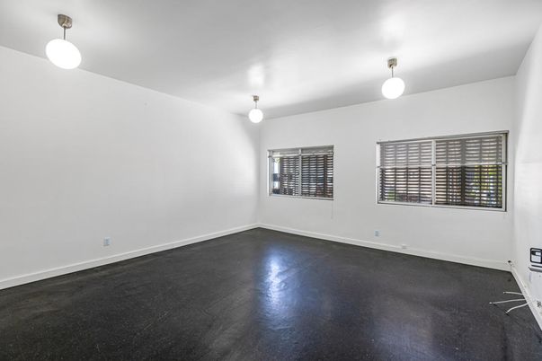 Empty room, Interior, Pendant Lights