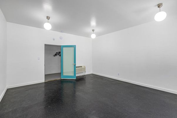Empty room, Interior, Pendant Lights