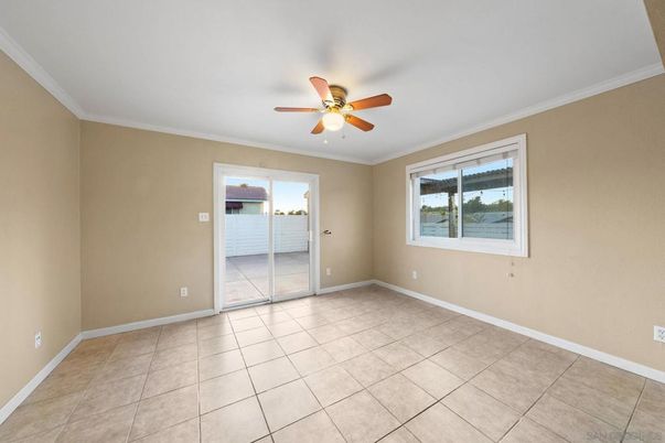 Empty room, Interior