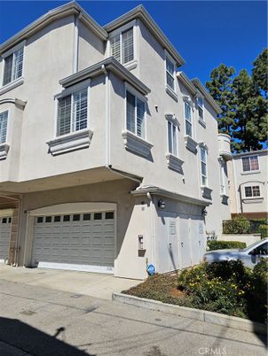 Attached, Exterior, Facade, Rowhouse