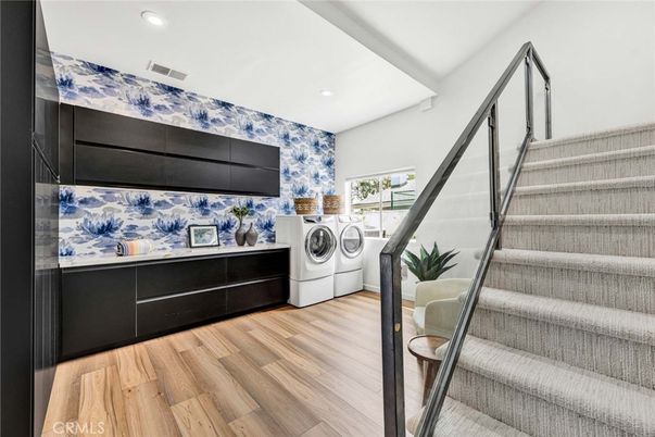 Interior, Recessed Lighting, Washer, Wood Texture Flooring