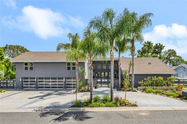 Attached, Exterior, Facade, Modern