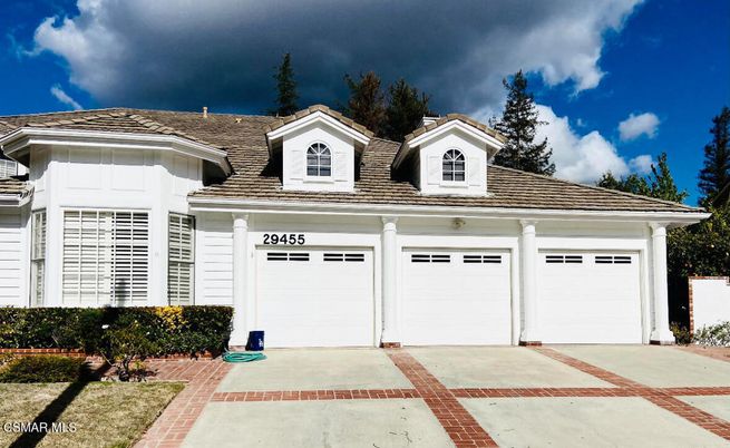 Attached, Exterior, Facade, Ranch