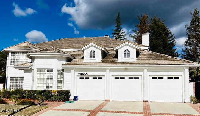 Attached, Exterior, Facade, Mediterranean