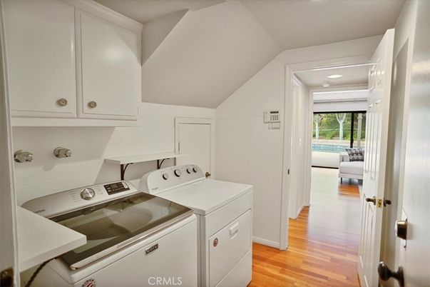 Interior, Recessed Lighting, Washer, Wood Texture Flooring