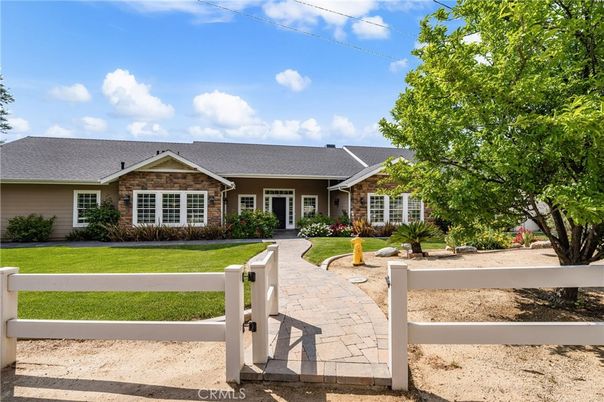 Exterior, Facade, Ranch