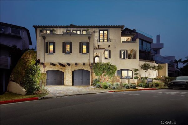 Attached, Exterior, Facade, Mediterranean