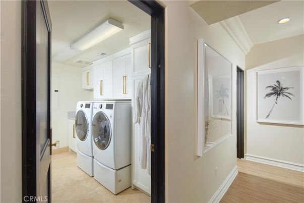 Interior, Recessed Lighting, Washer, Wood Texture Flooring