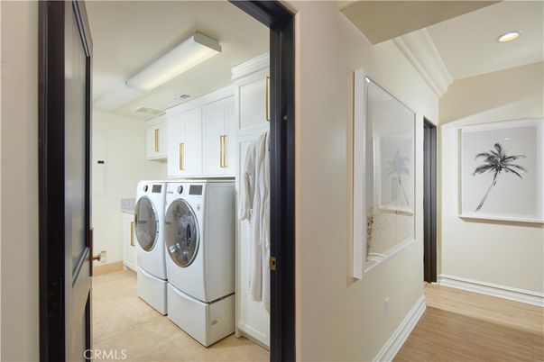 Interior, Recessed Lighting, Washer, Wood Texture Flooring