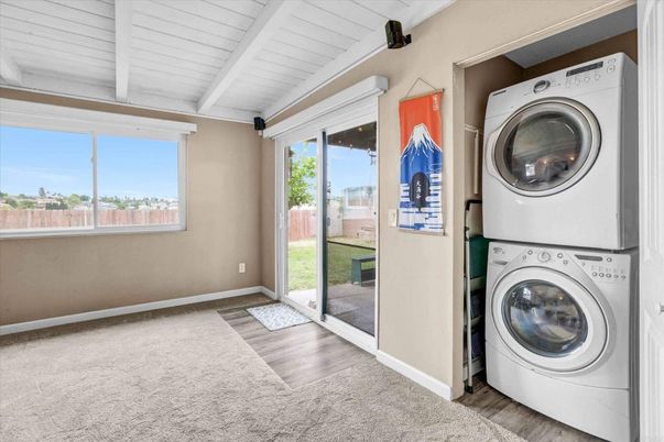 Interior, Utility Closets, Washer, Wood Texture Flooring