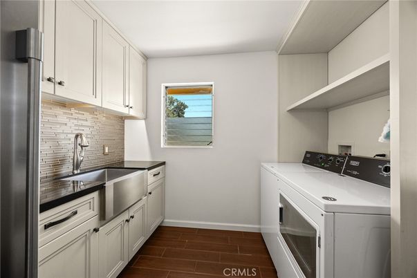 Interior, Washer, Wood Texture Flooring