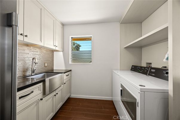 Interior, Washer, Wood Texture Flooring