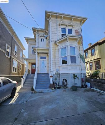 Exterior, Facade, Rowhouse