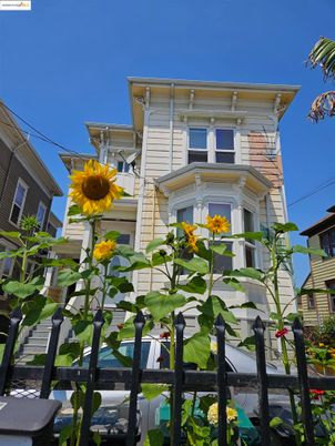 Exterior, Facade, Queen Anne Victorian