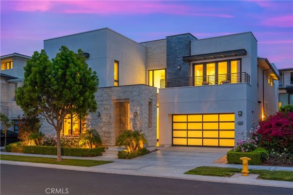 Attached, Exterior, Facade, Modern