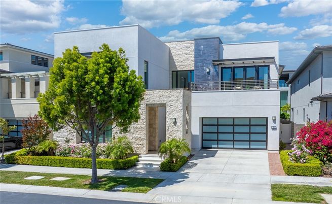 Attached, Exterior, Facade, Modern