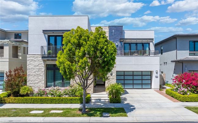 Attached, Exterior, Facade, Modern