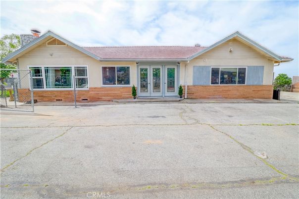 Exterior, Facade, Ranch
