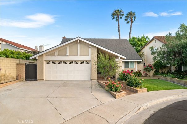 Attached, Exterior, Facade, Ranch