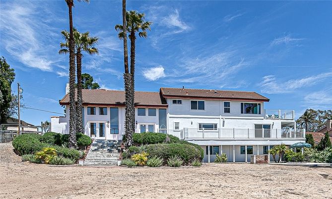 Exterior, Facade, Mediterranean