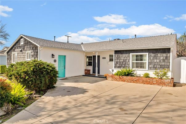 Exterior, Facade, Ranch