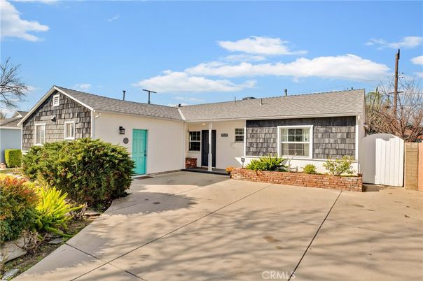 Exterior, Facade, Ranch