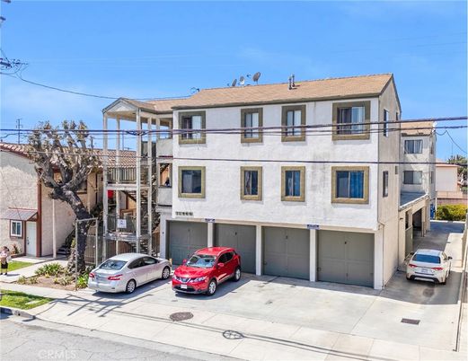 Attached, Exterior, Facade, Rowhouse