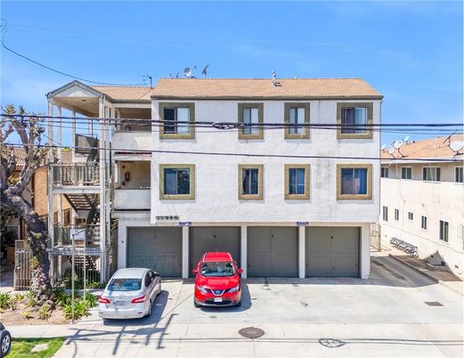 Attached, Exterior, Facade, Rowhouse