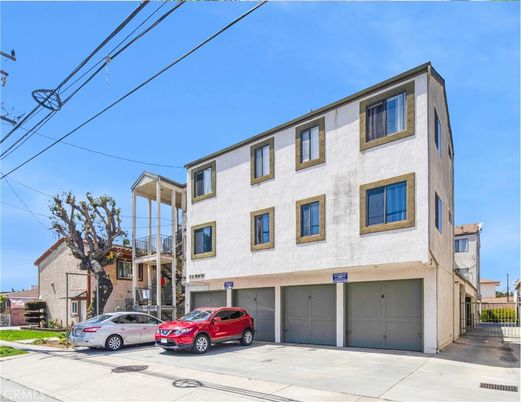 Attached, Exterior, Facade, Rowhouse