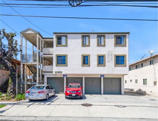 Attached, Exterior, Facade, Rowhouse