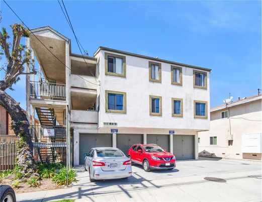 Attached, Exterior, Facade, Rowhouse