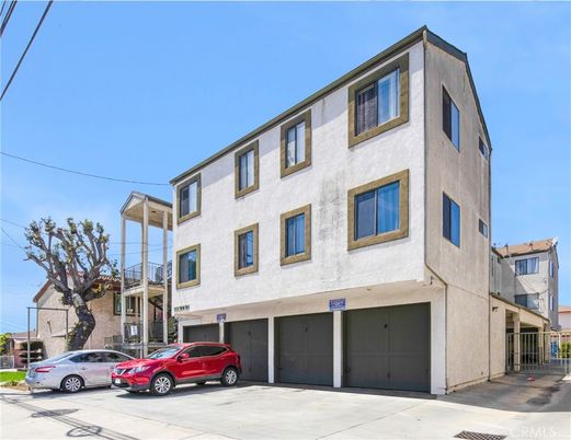 Attached, Exterior, Facade, Rowhouse
