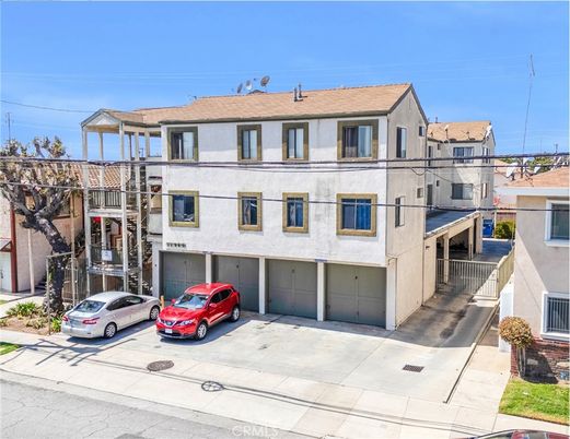 Attached, Exterior, Facade, Rowhouse