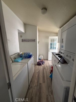 Interior, Washer, Wood Texture Flooring