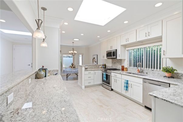 Chandelier, Dining room, Interior, Kitchen, Pendant Lights, Recessed Lighting, Stainless Steel Appliances