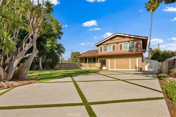 Backyard, Exterior, Facade, Split Level