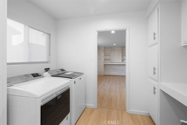 Interior, Recessed Lighting, Washer, Wood Texture Flooring