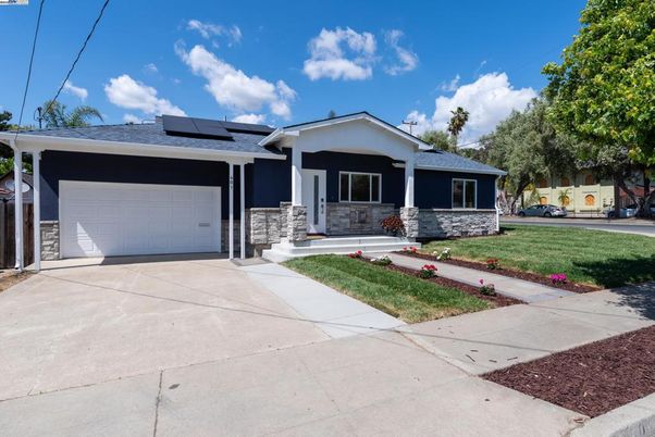Attached, Exterior, Facade, Solar Panels, American Craftsman