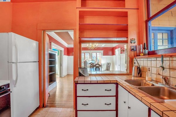 Chandelier, Dining room, Interior, Kitchen, Tile Countertops, Wood Texture Flooring