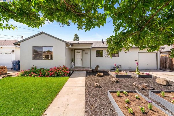 Backyard, Exterior, Facade, Ranch