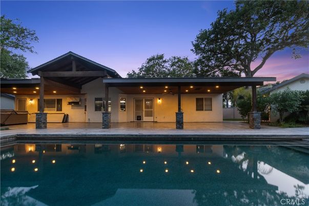 Exterior, Facade, Pool, Ranch