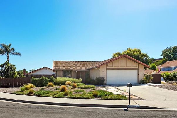 Attached, Exterior, Facade, Ranch