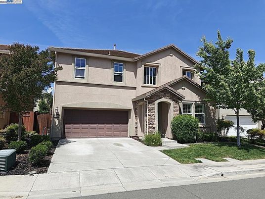 Attached, Exterior, Facade, Mediterranean