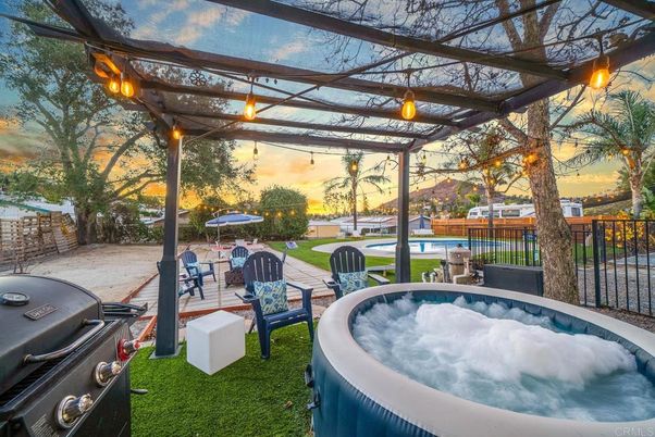 Exterior, Pool