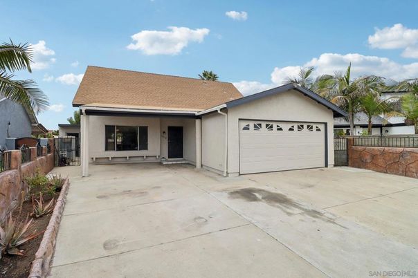 Attached, Exterior, Facade, Ranch