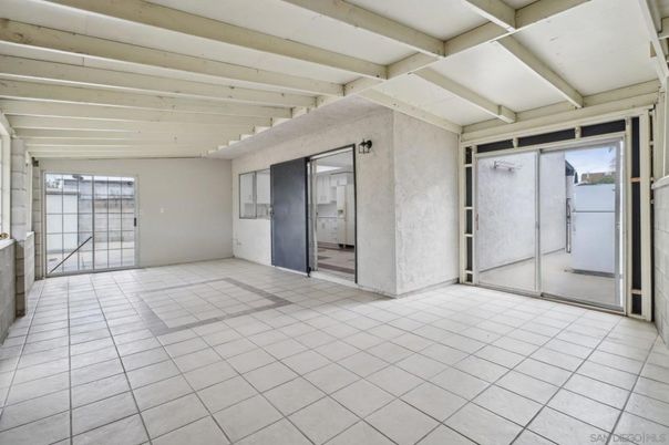 Empty room, Interior