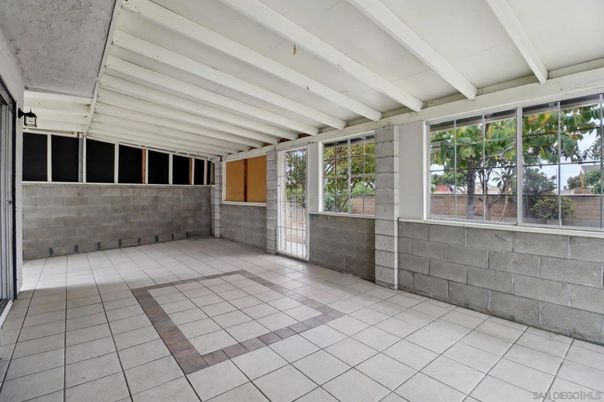 Empty room, Interior