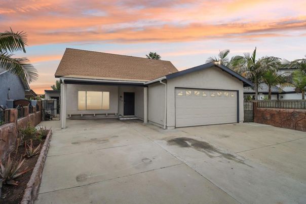 Attached, Exterior, Facade, Ranch