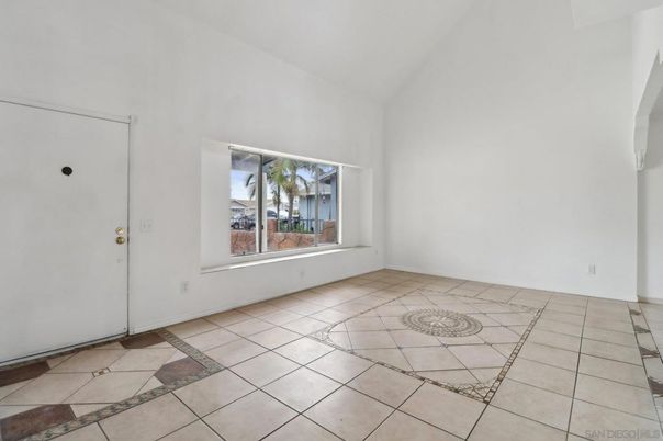 Empty room, Interior
